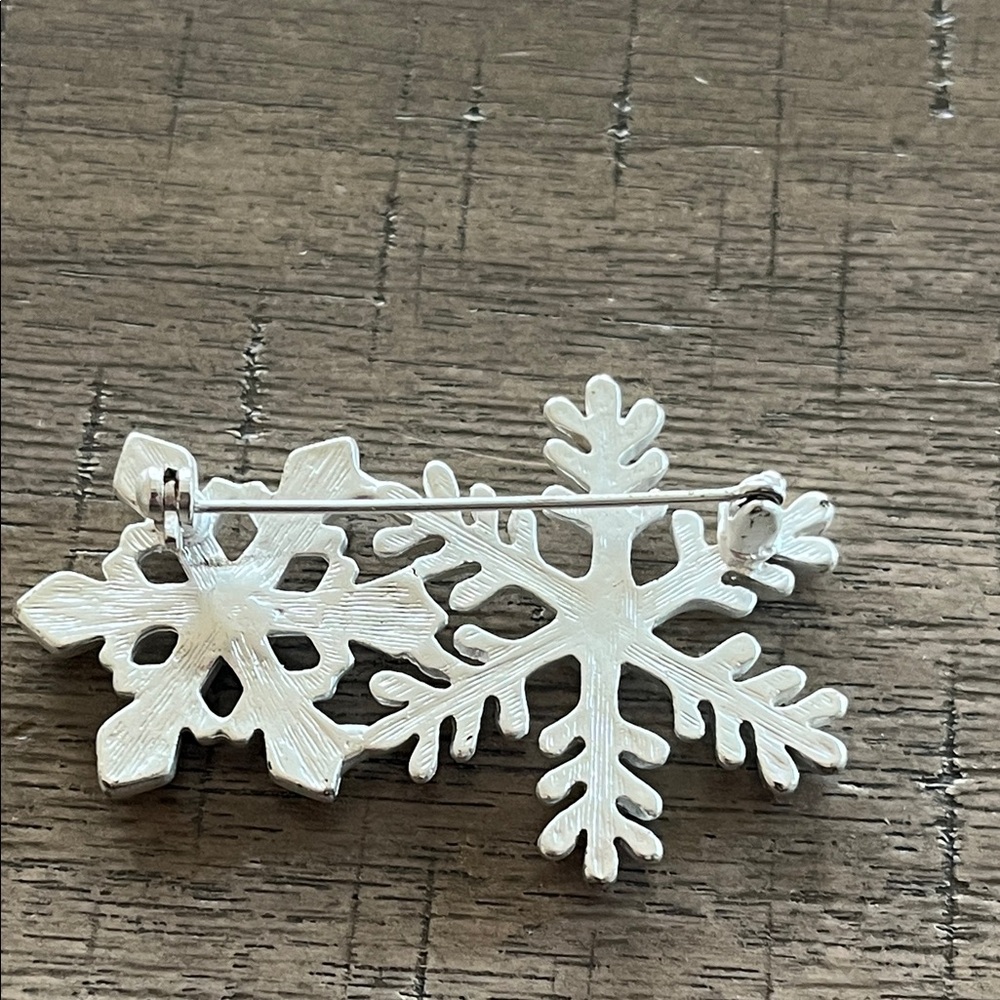 Silver‎ Snowflake Brooch with Iridescent Rhinestone Center - Picture 3 of 6